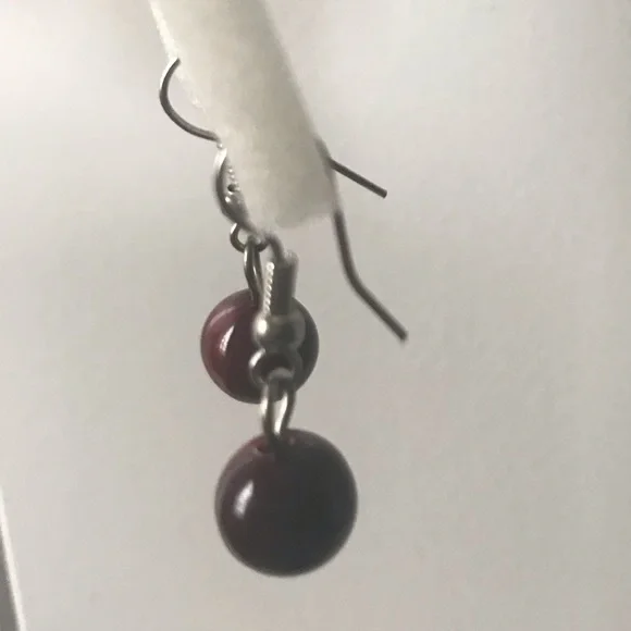 Blood red small dangling earrings - Picture 2 of 3